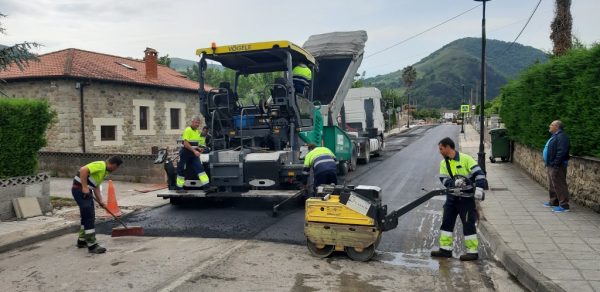 Asfaltado de la Avenida Cantabria de Los Corrales a Somahoz