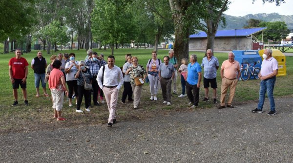 Voluntarios junto a Ricardo Martínez en el complejo deportivo