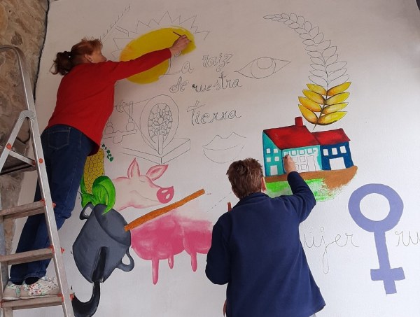 El mural de las escuelas de Villasuso mientras se pintaba
