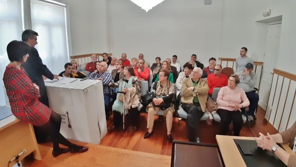 Reunión entre vecinos, técnicos y alcaldesa