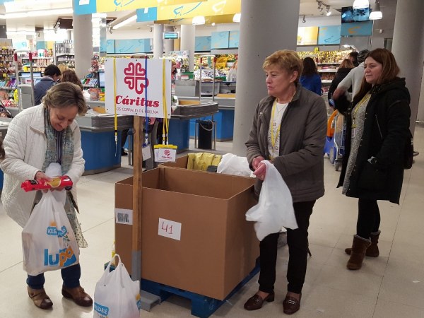 Recogdia de alimentos de Caritas en Los Corrales