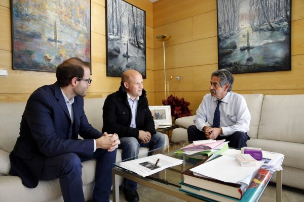 El presidente ha abordado con Mantecón las actuaciones necesarias en la carretera a Pujayo y en el complejo de ocio del entorno de las piscinas