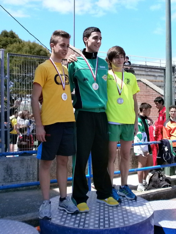 Santiago Cobo con el oro en 1.500