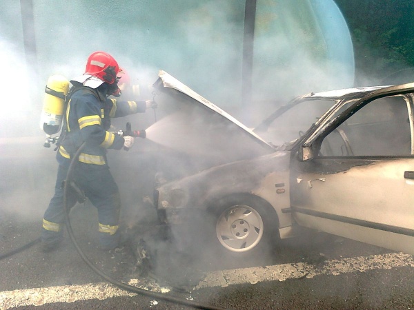 Un bombero del 112 trabaja en la extinción