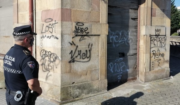 Algunas de las pintadas presuntamente de los investigados