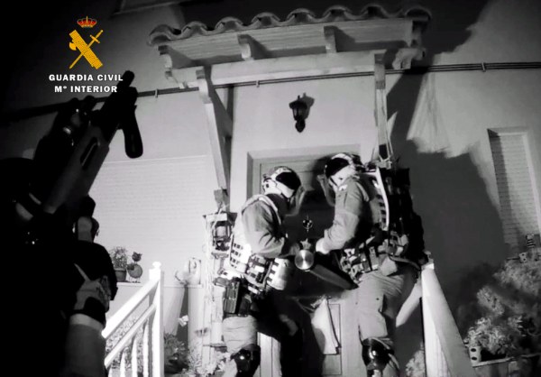 Fotografía de la entrada y registro en la vivienda del detenido.