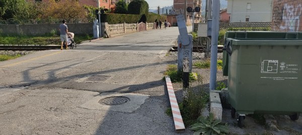 Los vecinos piden un carril peatonal señalizado en el paso a nivel de la calle Torres Quevedo
