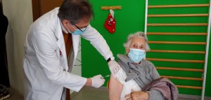 Fulgencia Marcos, `Lulú´, recibe la vacuna