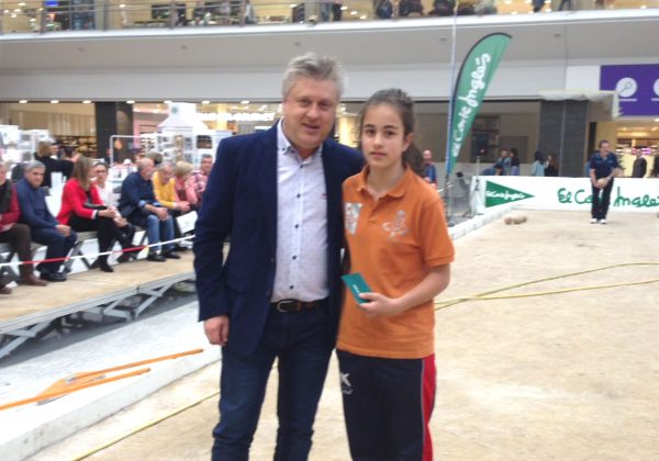 Alba recibe el talón del premio.