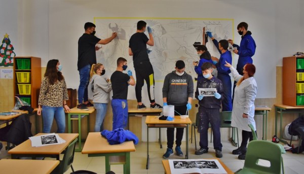 Tutora, directora de la Escuela de Arte y alumnos dando forma al Guernica