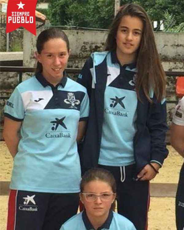 Moral, Alba y Lara sentada.