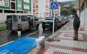 Espinosa en nuevas plazas para minusválidos