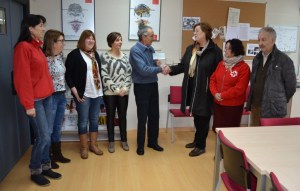 Entrega del cheque a Cruz Roja