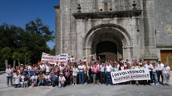 Prefrentistas antes de entrar a la misa.