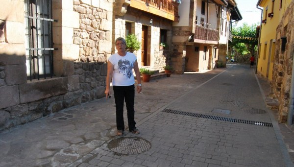 Isabel Fernández en una de las calles de Coo