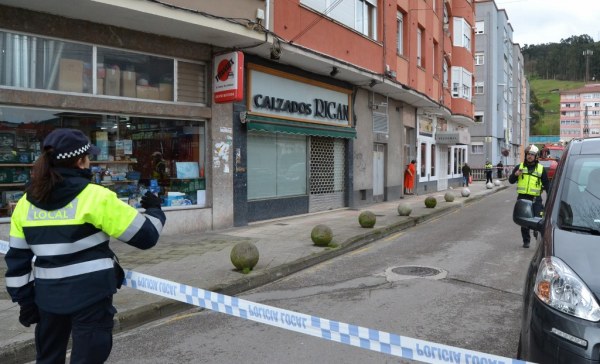 Policía local en una calle de Los Corrales.