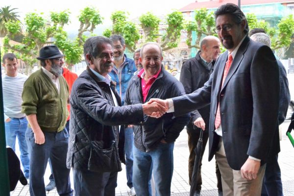 Saludo de Revilla a Argumosa antes del acto