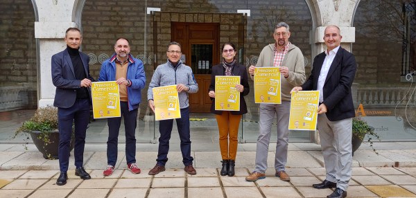 Presentación en el exterior del Ayuntamiento..