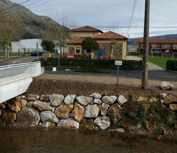 Zona sin protección junto al nuevo puente en Barros