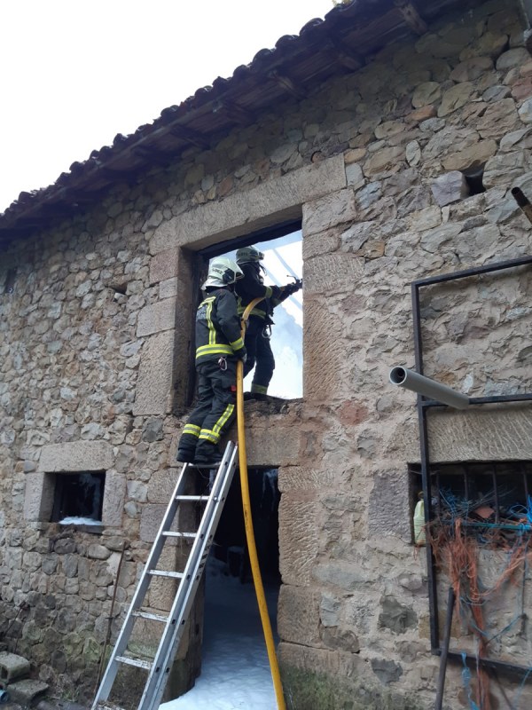 Bomberos en el inmueble siniestrado.
