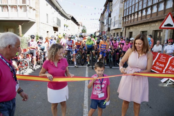 Fernández Viaña y Mantecón cortando la cinta de salida de la prueba ciclista