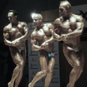 Cabrero escoltado por los dos primeros