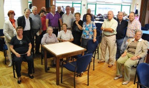 Muñiz con los mayores del club social