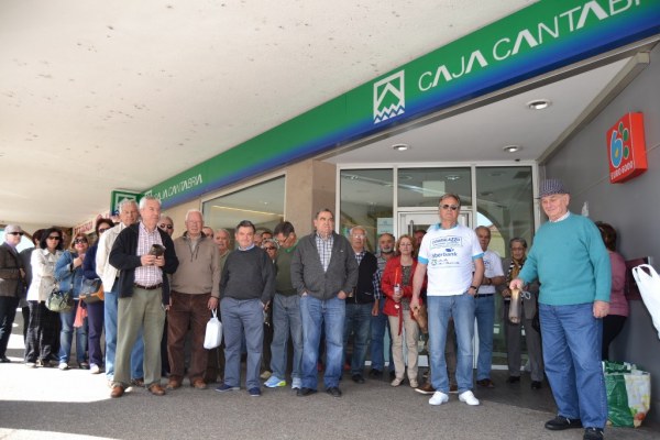 Medio centenar de personas volvieron a concentrarse frente a Liberbank en Los Corrales