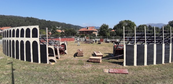 El anfiteatro se levanta en la calle Galicia, en la entrada al pueblo por el sur