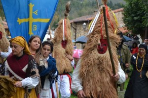 Los Sidros y les Comedies de Valdesoto desfilaron por las calles del pueblo