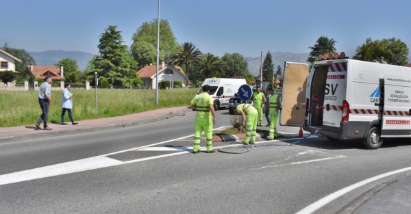 Una empresa cántabra especializada está renovando toda la pintura de la Avenida Cantabria y calles perpendiculares