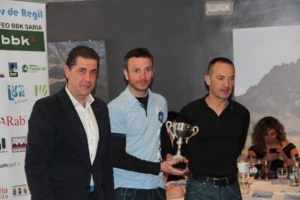 Los alpinistas del club corraliego recibiendo su trofeo.