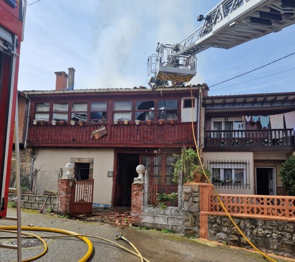 Bomberos atajando el fuego en Sovilla