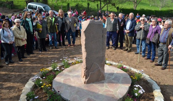 Autoridades, vecinos, mayores y niños durante el homenaje.