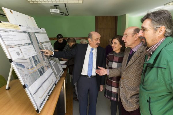El consejero de Obras Públicas ha presentado el proyecto a los alcaldes del municipio y al concejal de Obras de Los Corrales