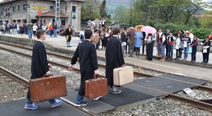 La celebración del 125 aniversario comenzó con una recreación histórica de la llegada de los hermanos que pusieron en marcha el colegio
