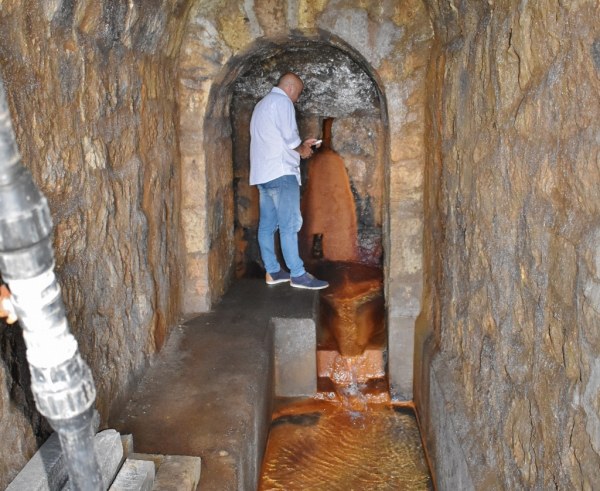 Molleda en una de las captaciones de agua histórica en Cartes