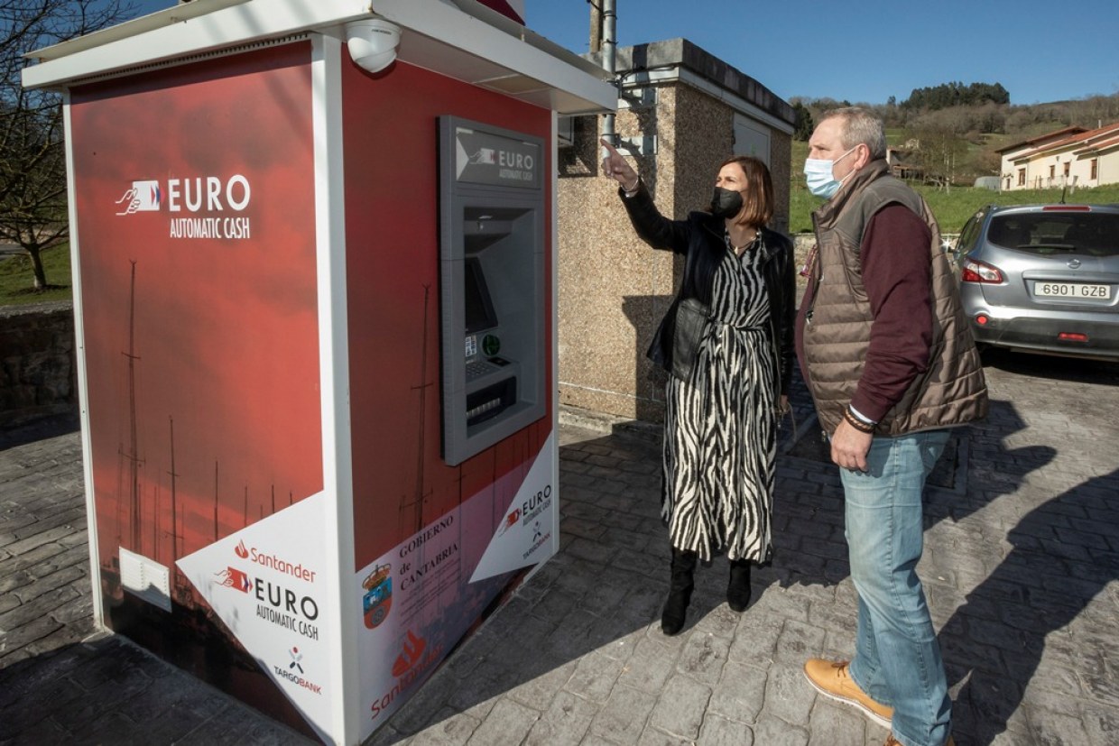 La consejera y el alcalde junto al nuevo cajero
