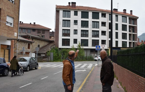 José Manuel Martínez y Manuel Pérez frente a un edificio con una colonia de palomas