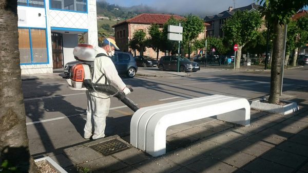 Personal haciendo la limpieza de bordes de aceras