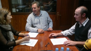 A la derecha, Pedro González, junto a Agustín Pernía y Belén Obeso