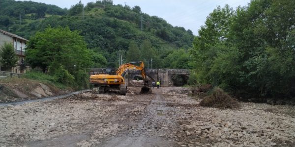 Limpieza del cauce del río Los Llares a la altura de Las Fraguas