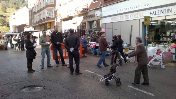 Trabajadores de Insago en el mercado semanal