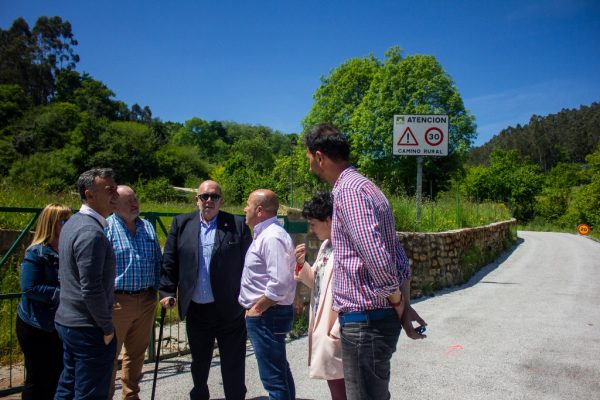 Visita del consejero y el alcalde al tramo que se está reparando
