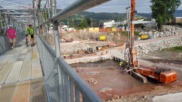 Pasarela abierta sobre el río Besaya en Penías