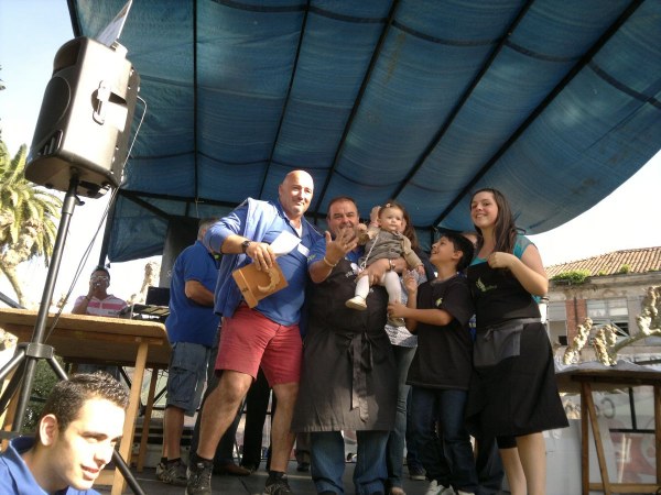 El ganador, izquierda, junto a miembros de su peña.