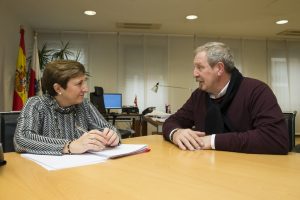 María Luisa Real también ha informado al alcalde de Anievas, Agustín Pernía, que se ha completado la dotación de desfibriladores en todos los centros sanitarios de esta zona