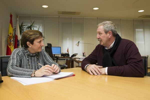 María Luisa Real también ha informado al alcalde de Anievas, Agustín Pernía, que se ha completado la dotación de desfibriladores en todos los centros sanitarios de esta zona
