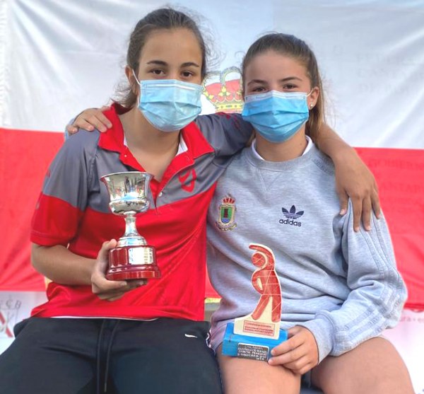 Alba y Lara muestran sus trofeos.