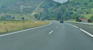 Autovía de la Meseta con el túnel de Pedredo al fondo